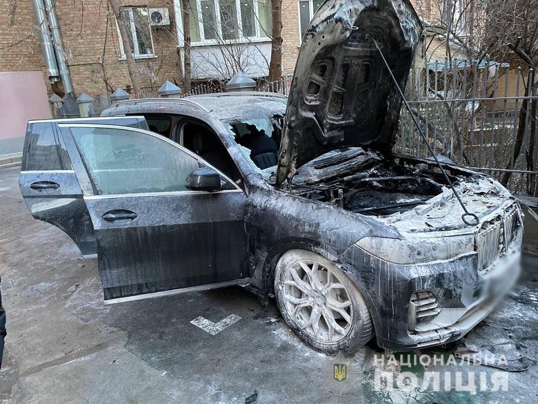 В Киеве три парня сожгли BMW: подробности и видео с камер 2