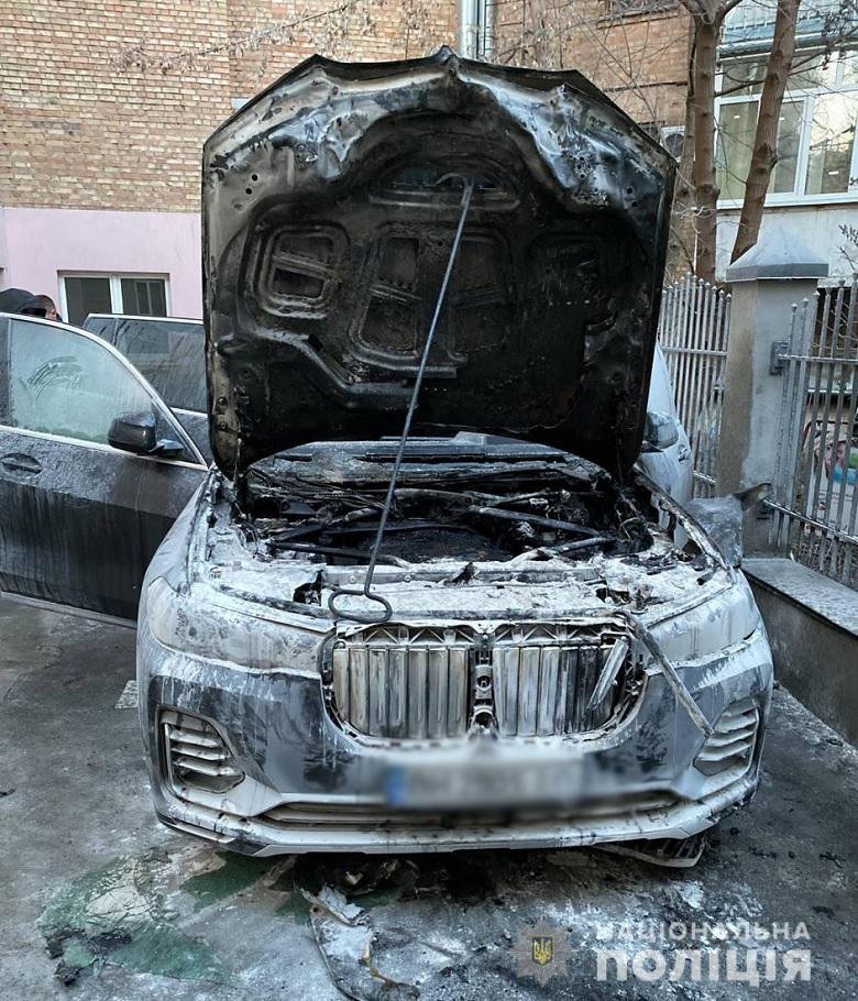 В Киеве три парня сожгли BMW: подробности и видео с камер 1