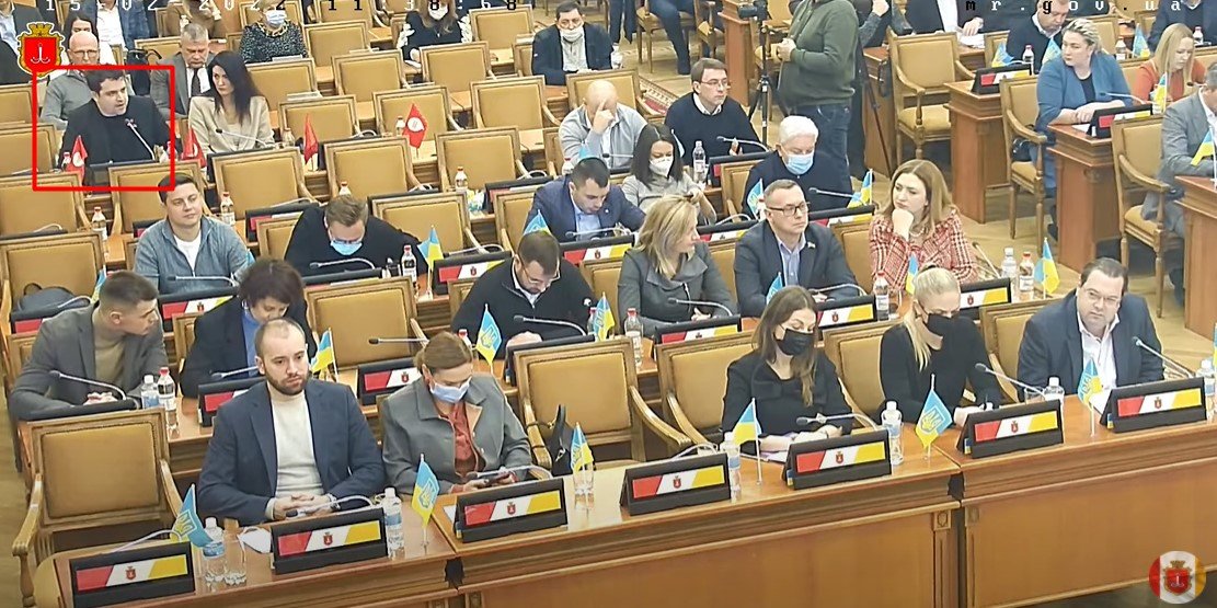 В Одессе на сессии горсовета депутат от партии Шария убрал флаги Украины и назвал возможное нападение РФ фейком 1