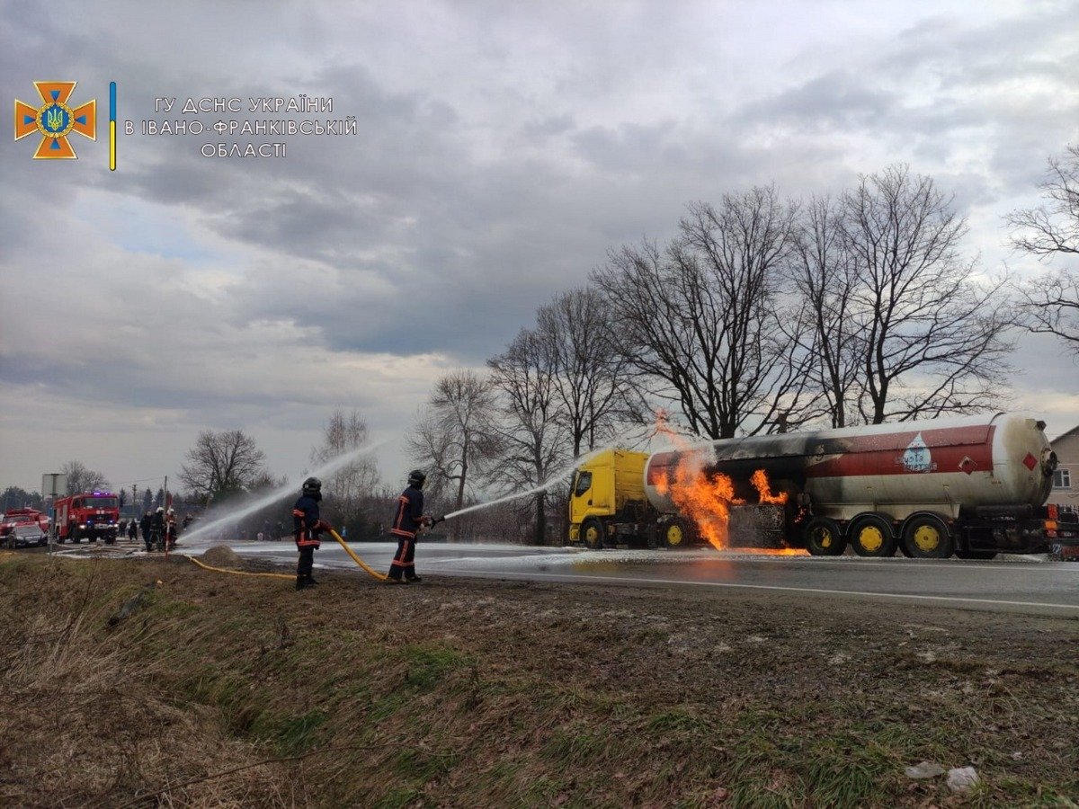 На трасі Івано-Франківської області горить автоцистерна: подробиці, фото та відео з місця 1