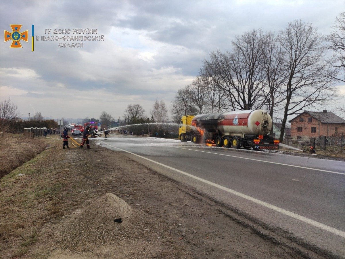 На трасі Івано-Франківської області горить автоцистерна: подробиці, фото та відео з місця 3
