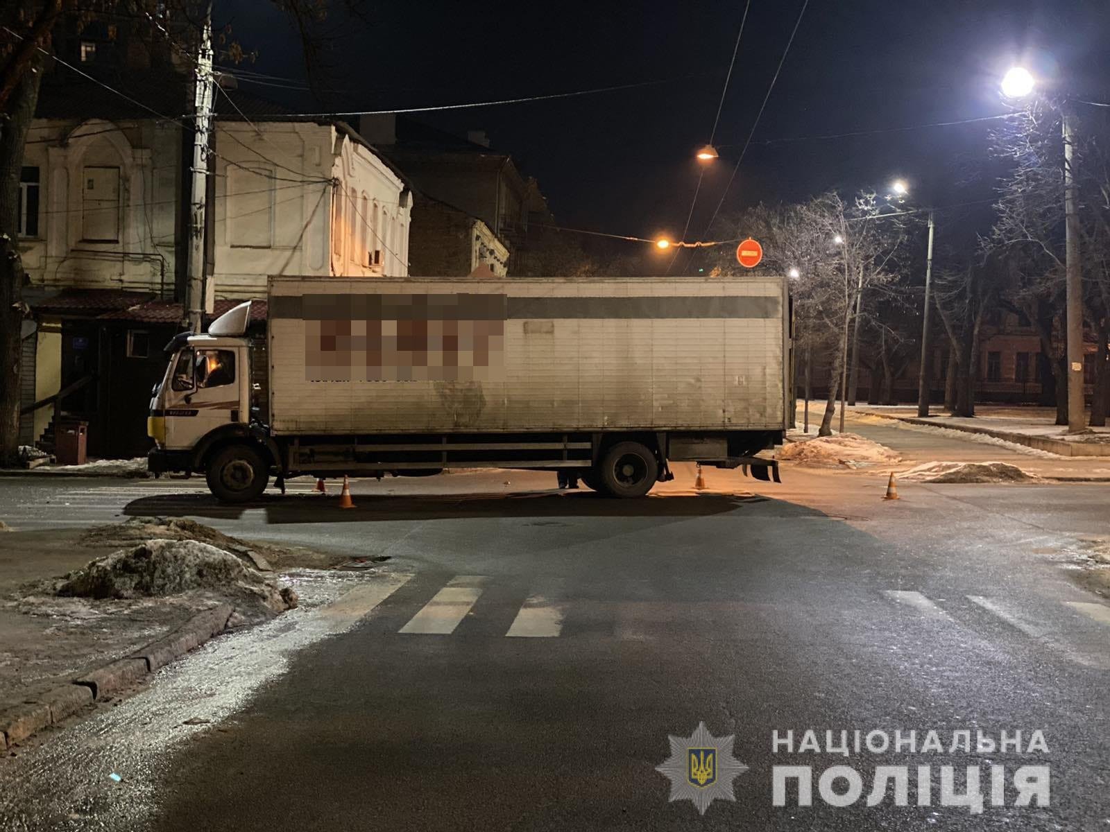 У Харкові Skoda служби таксі врізалася у вантажівку: дві 15-річні пасажирки у лікарні 4