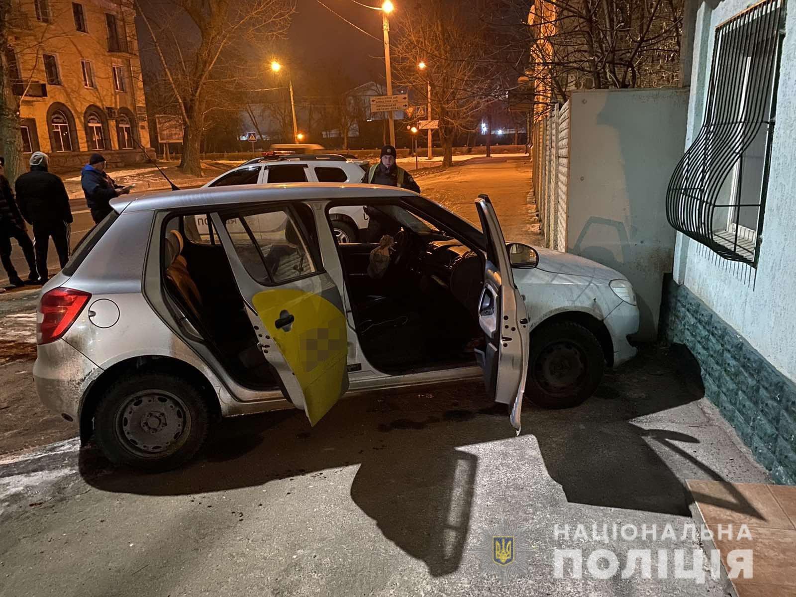 У Харкові Skoda служби таксі врізалася у вантажівку: дві 15-річні пасажирки у лікарні 3