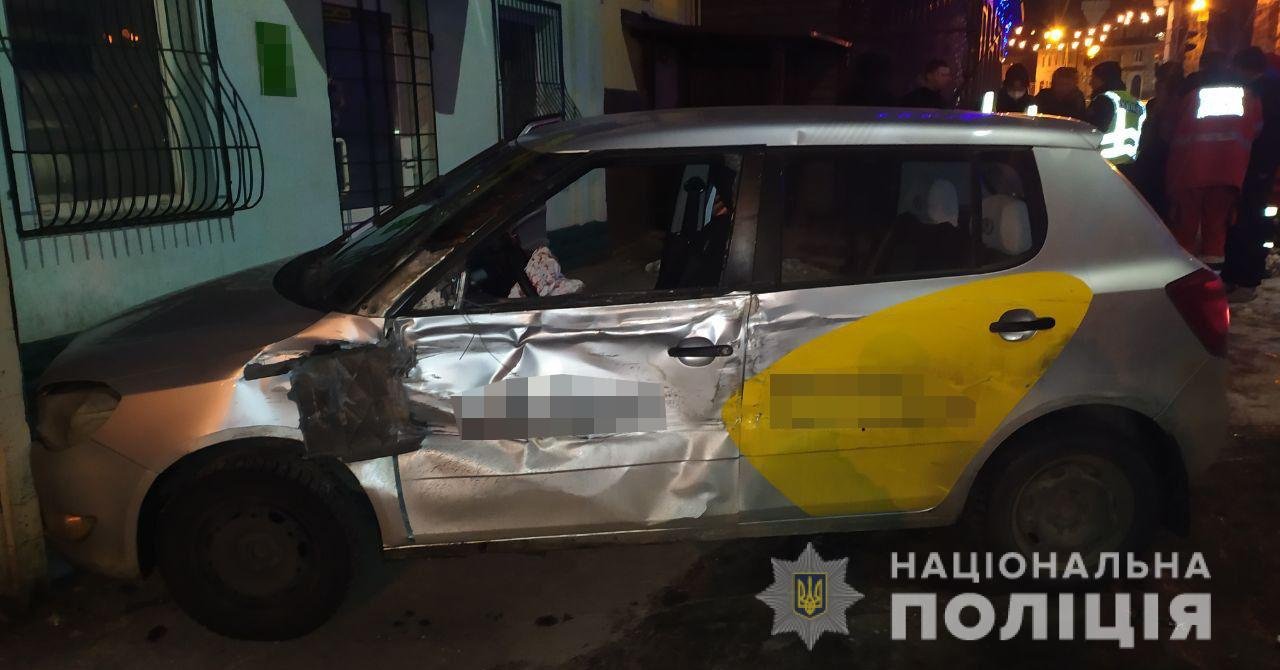 У Харкові Skoda служби таксі врізалася у вантажівку: дві 15-річні пасажирки у лікарні 2