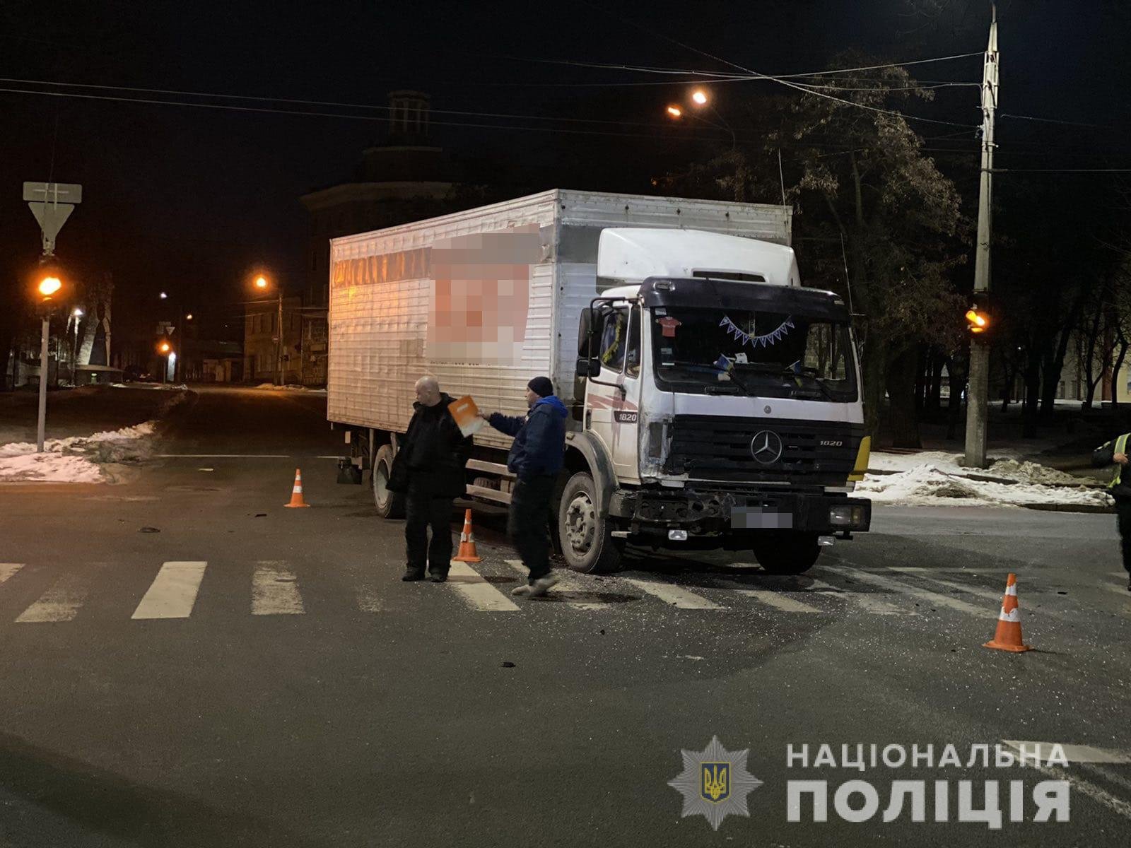 У Харкові Skoda служби таксі врізалася у вантажівку: дві 15-річні пасажирки у лікарні 1