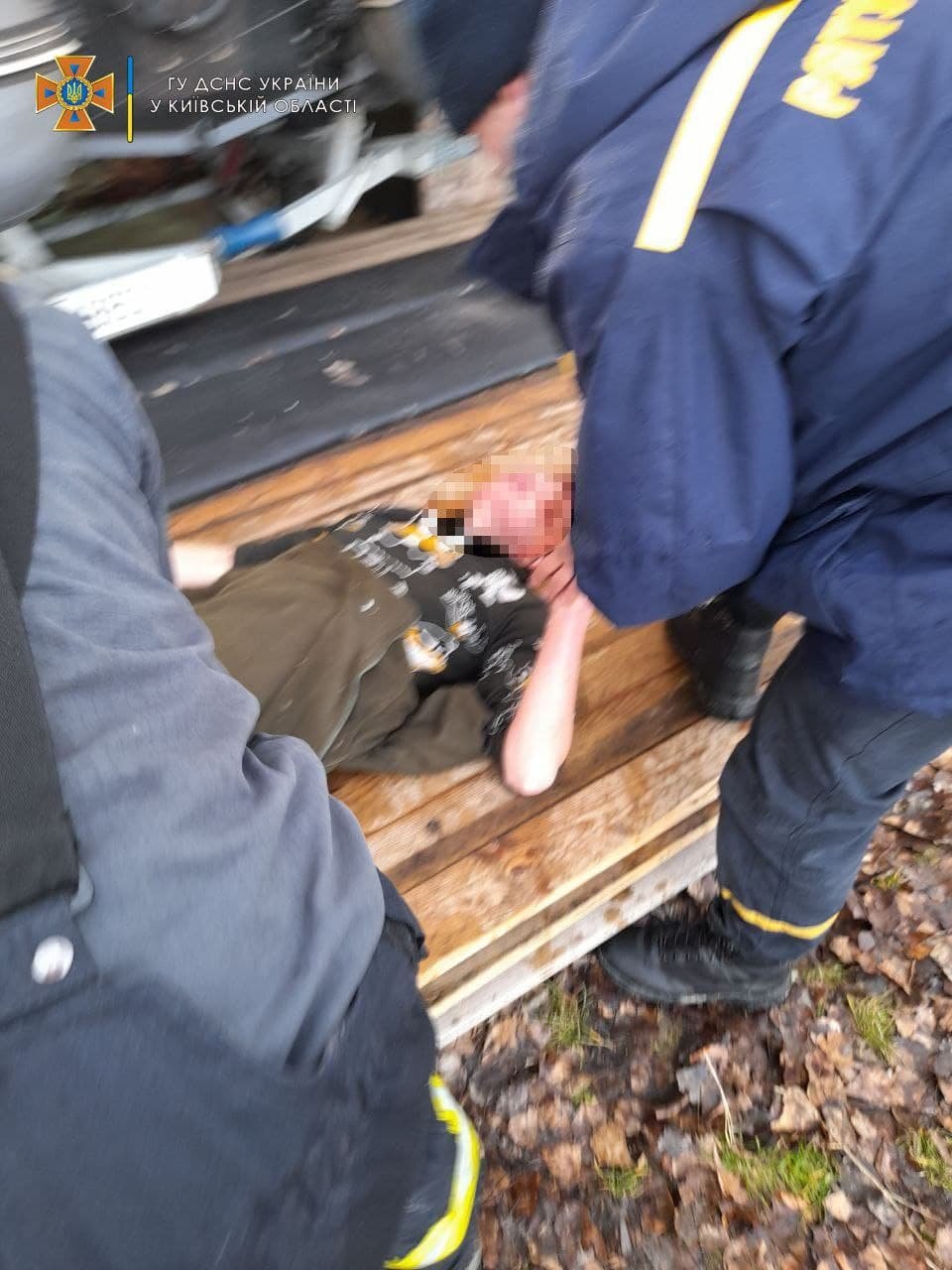 В Киевской области двух парней унесло на льдине от берега: один из них чуть не утонул 2