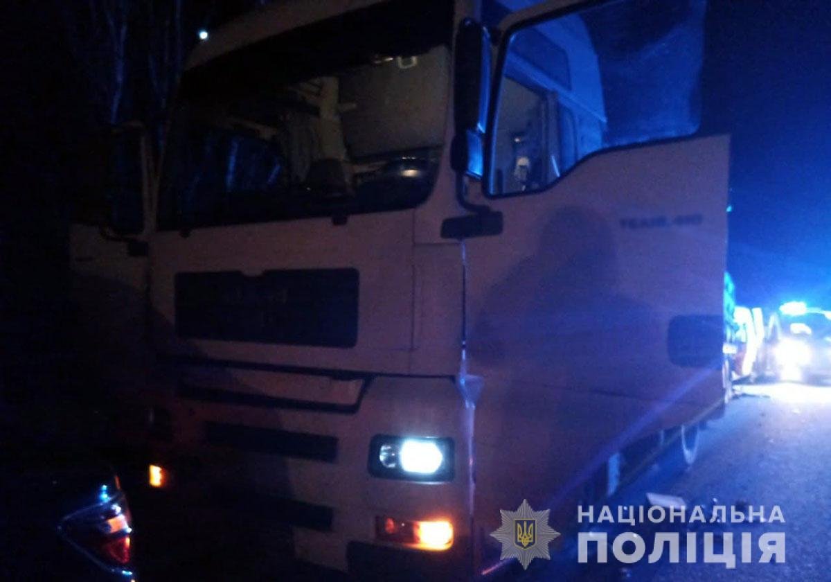 В Донецкой области микроавтобус влетел в припаркованный грузовик: погибли 4 человека, ещё 3 — в больнице 3