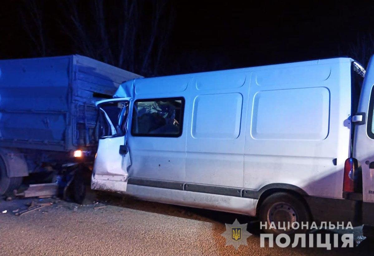 В Донецкой области микроавтобус влетел в припаркованный грузовик: погибли 4 человека, ещё 3 — в больнице 2