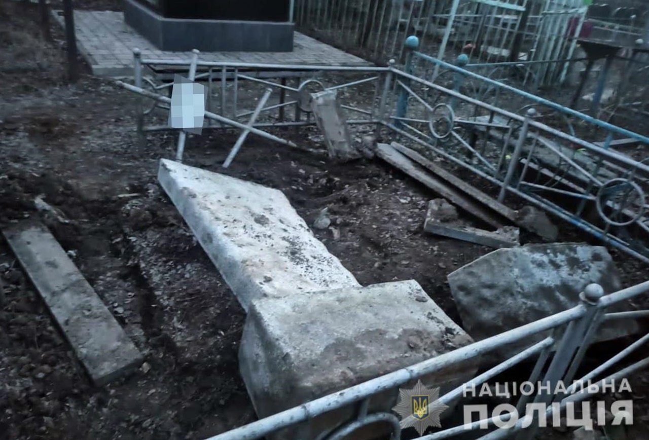 В Запорожье на Еврейском кладбище разбили 5 памятников 1