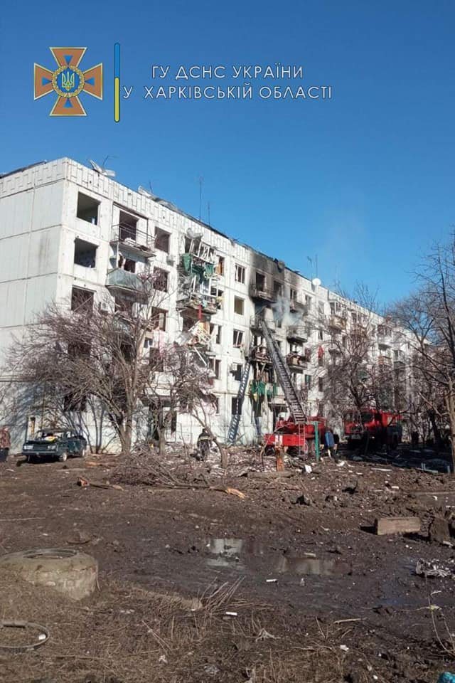 В Чугуеве после обстрелов боевиков загорелась пятиэтажка: погиб ребёнок 1