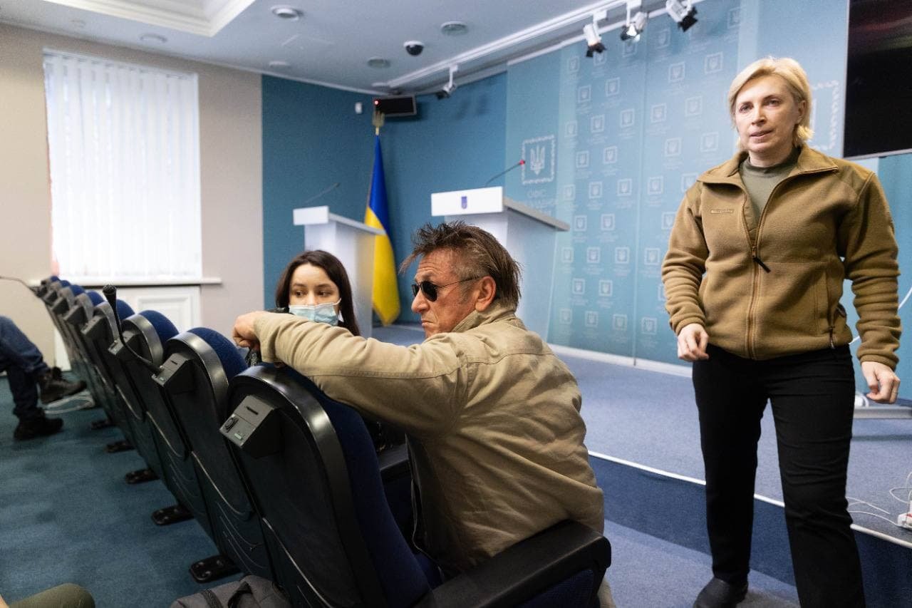 В Украину прибыл американский актёр и кинорежиссёр Шон Пенн 1