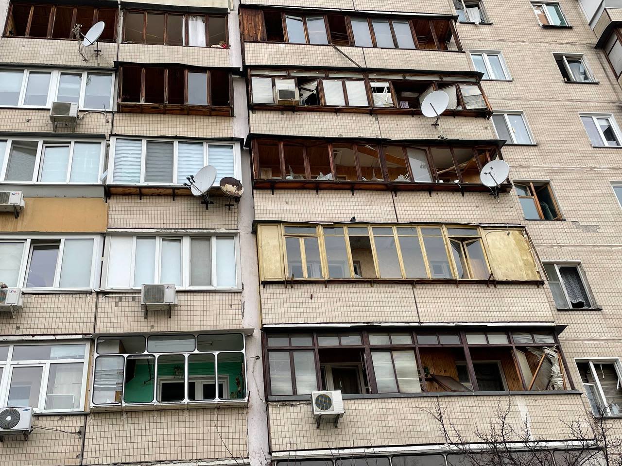 Ночной обстрел Позняков: как выглядит место сейчас 3