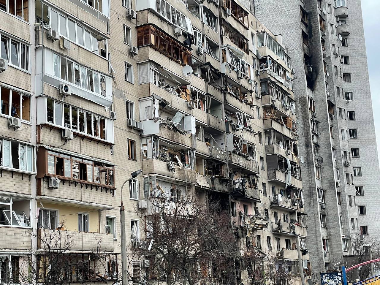 Ночной обстрел Позняков: как выглядит место сейчас 5