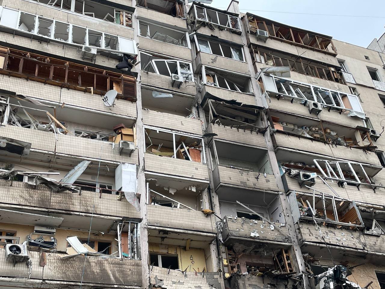 Ночной обстрел Позняков: как выглядит место сейчас 10