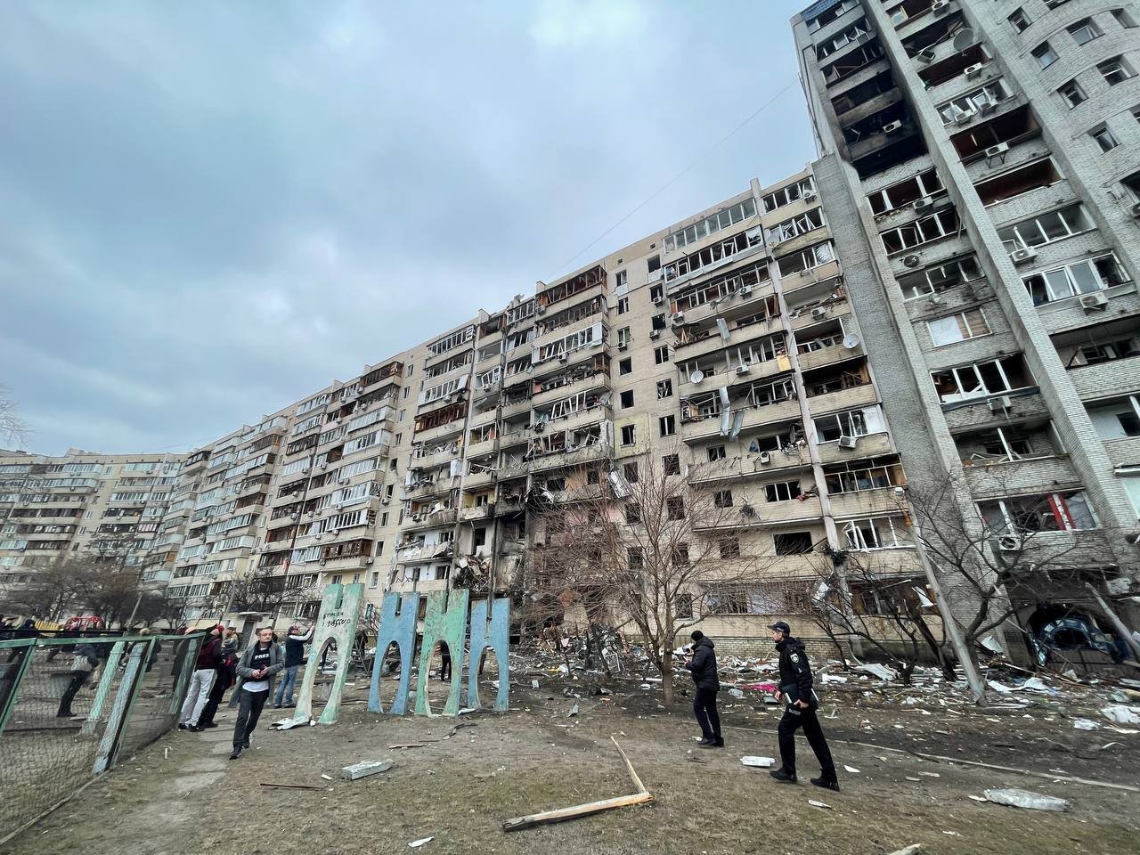 Ночной обстрел Позняков: как выглядит место сейчас 12