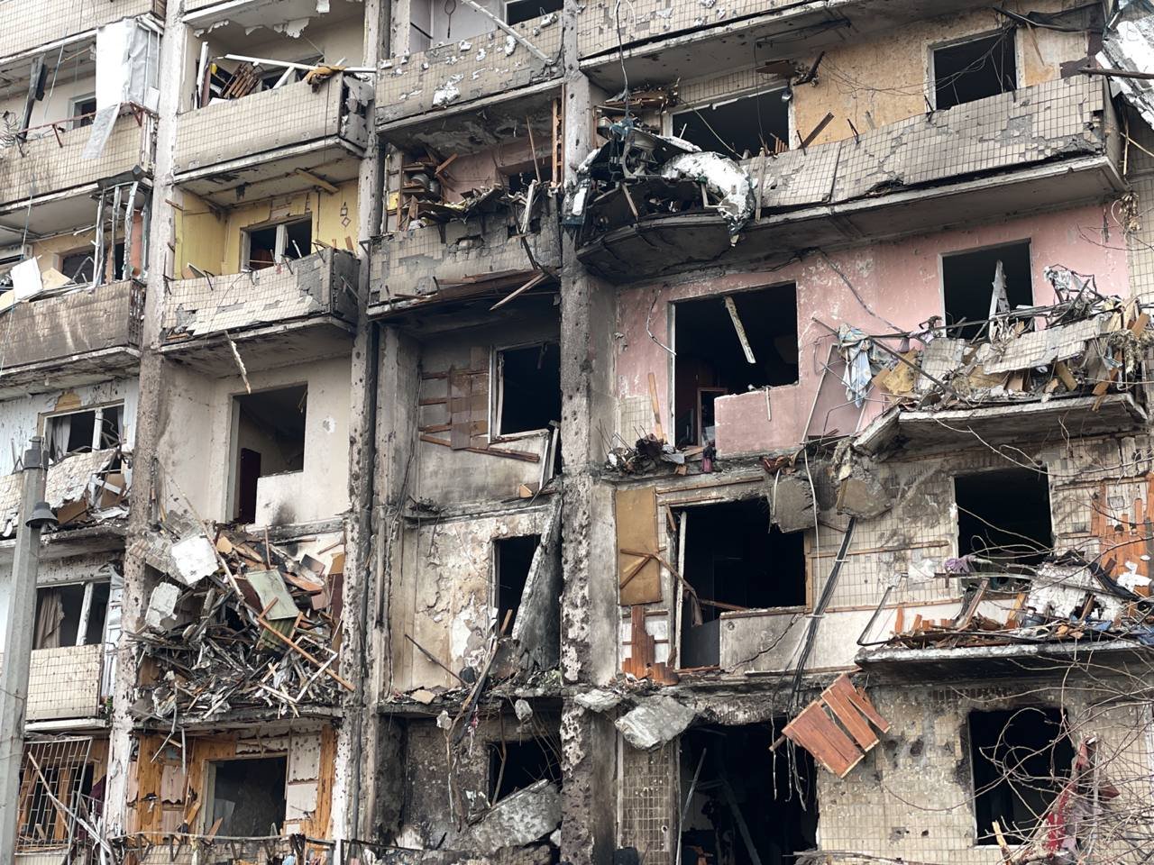 Ночной обстрел Позняков: как выглядит место сейчас 13