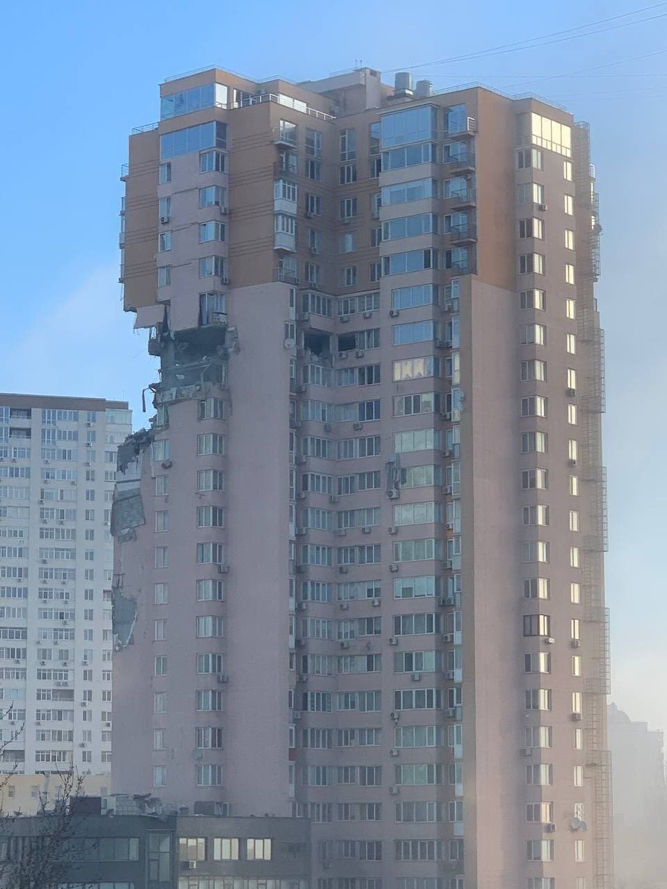 В Киеве снаряд попал в жилой дом: фото и видео с места 3