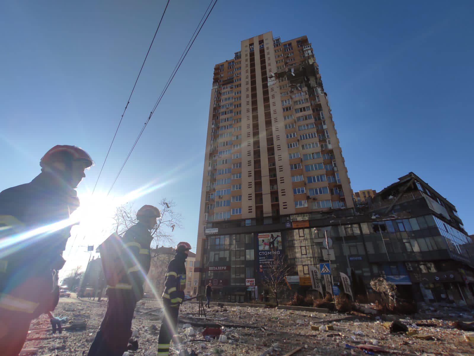 У житловий будинок у Києві влучив снаряд – зруйновано 5 поверхів: відео моменту 1