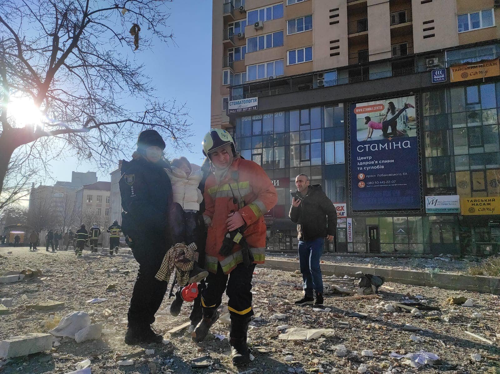 У житловий будинок у Києві влучив снаряд – зруйновано 5 поверхів: відео моменту 2