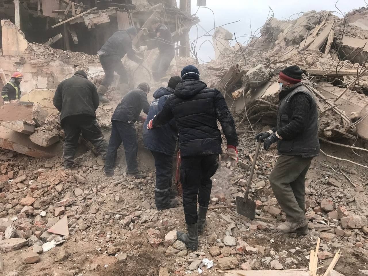 Боевики обстреляли воинскую часть в Ахтырке: погибли не меньше 70 военных 8