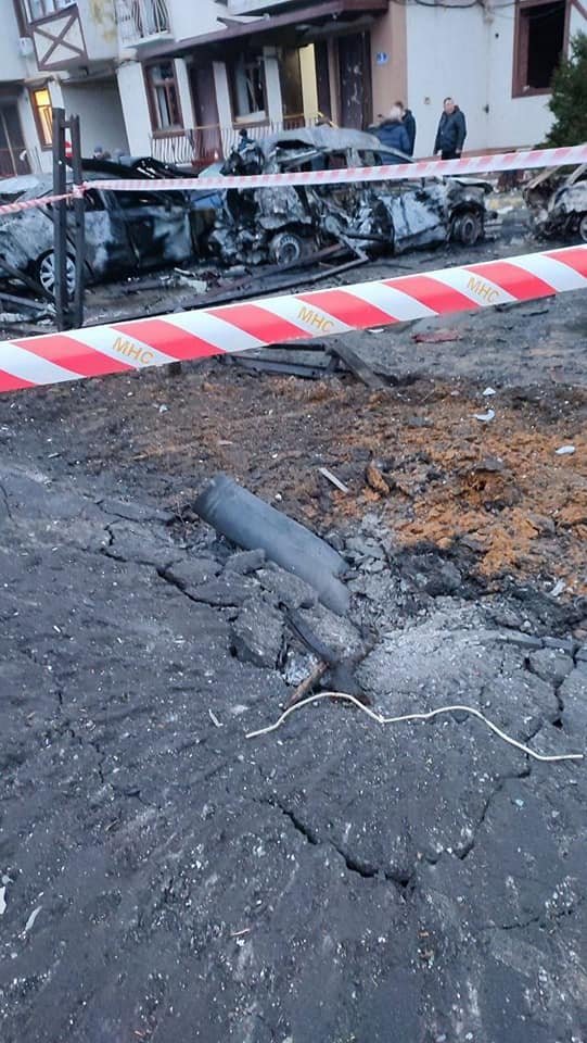 В Харькове оккупанты нанесли ракетный удар в центре города: фото и видео с места 2