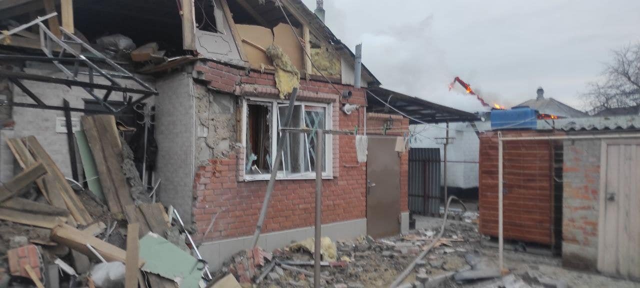 В Харькове оккупанты нанесли ракетный удар в центре города: фото и видео с места 7