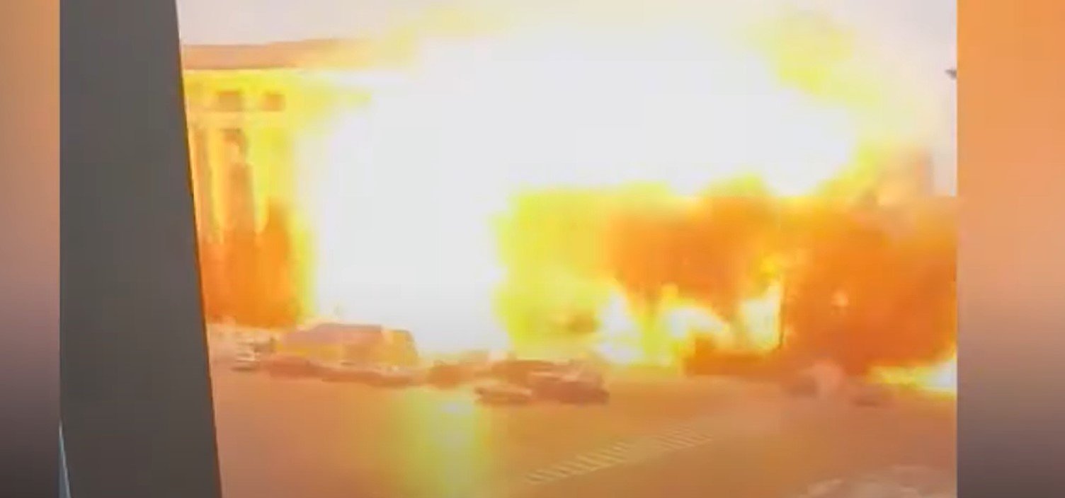 В Харькове оккупанты нанесли ракетный удар в центре города: фото и видео с места 1