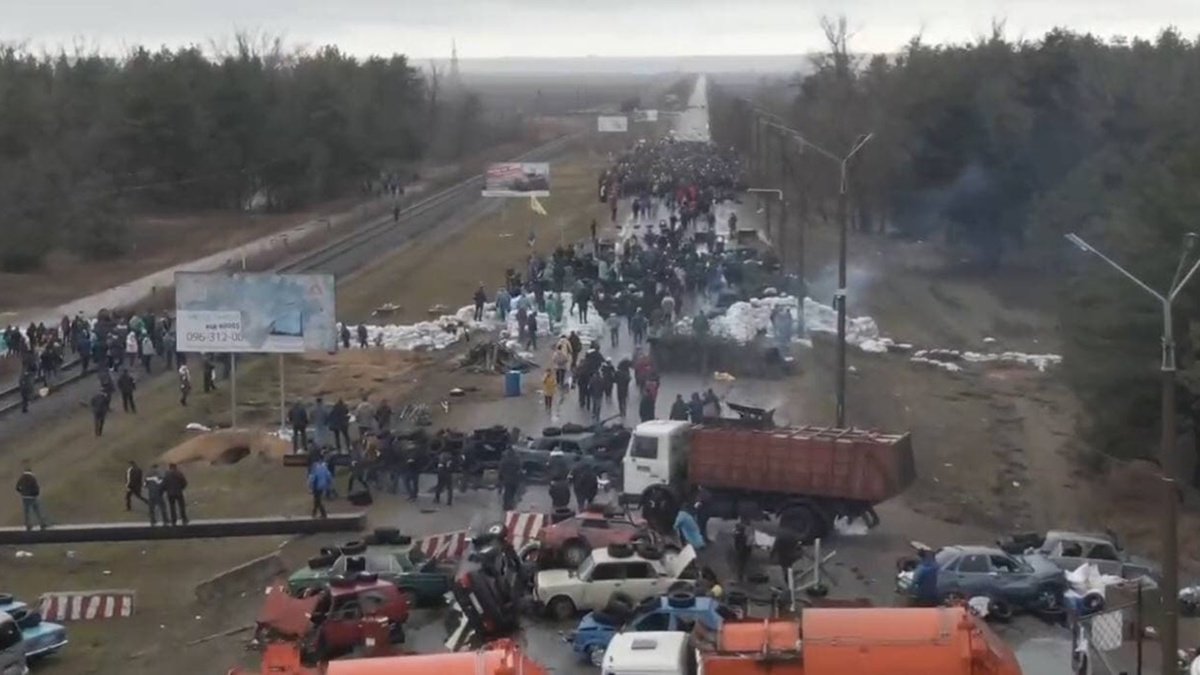 Боевики колонной подошли к Энергодару: люди вышли и не пустили их 1