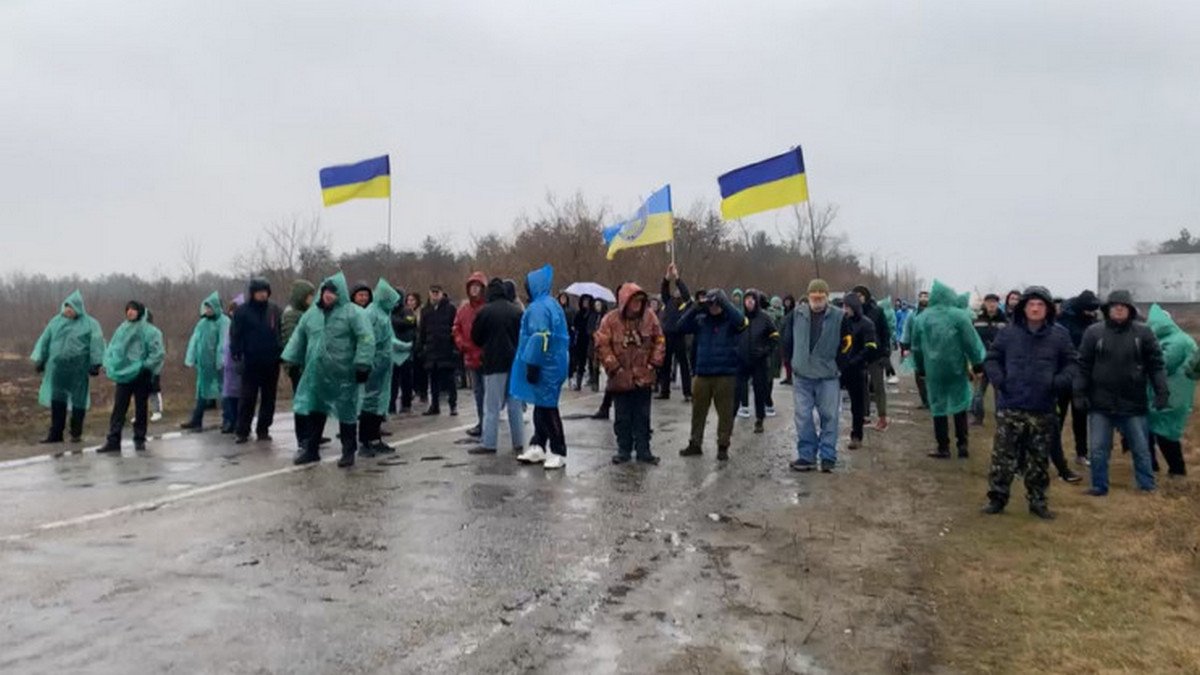 Боевики колонной подошли к Энергодару: люди вышли и не пустили их 2