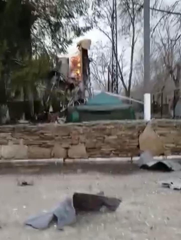 В Луганской области сожгли военкомат: боевики бьют по жилым кварталам 3