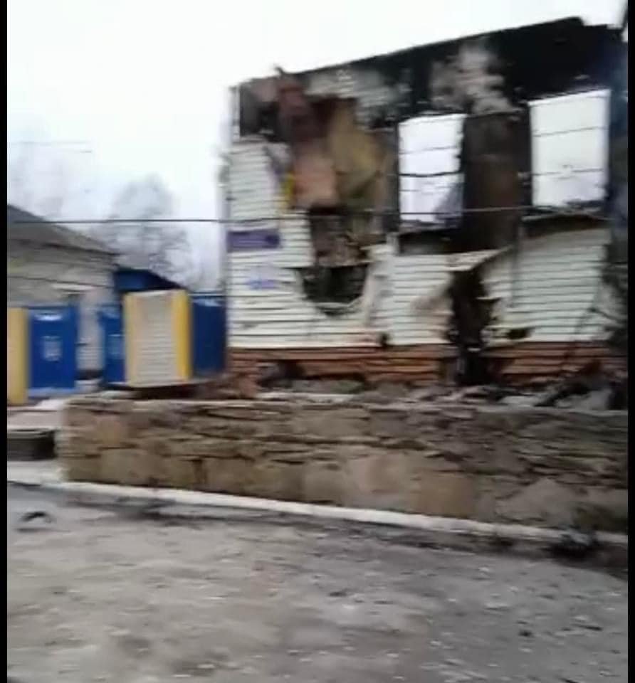 В Луганской области сожгли военкомат: боевики бьют по жилым кварталам 2