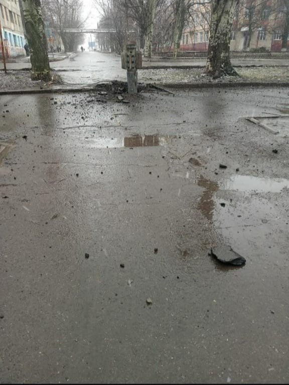 В Луганской области сожгли военкомат: боевики бьют по жилым кварталам 4