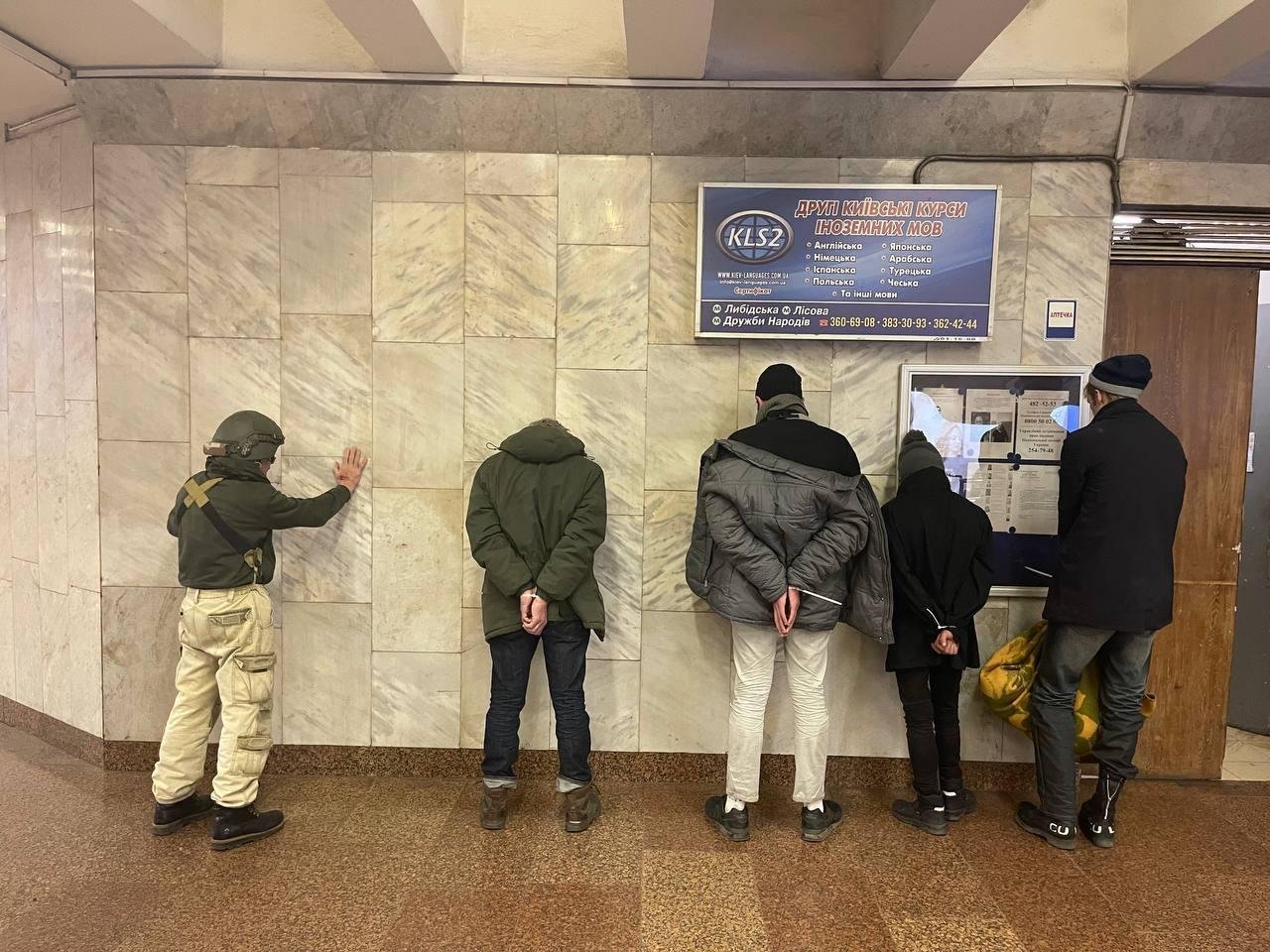 На станции метро в Киеве обнаружили 5 диверсантов. Один из них прятал боеприпасы в детской игрушке 3