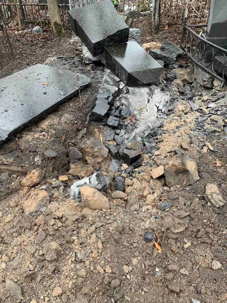 После атаки на Бабий Яр: боевики обстреляли Еврейское кладбище 2