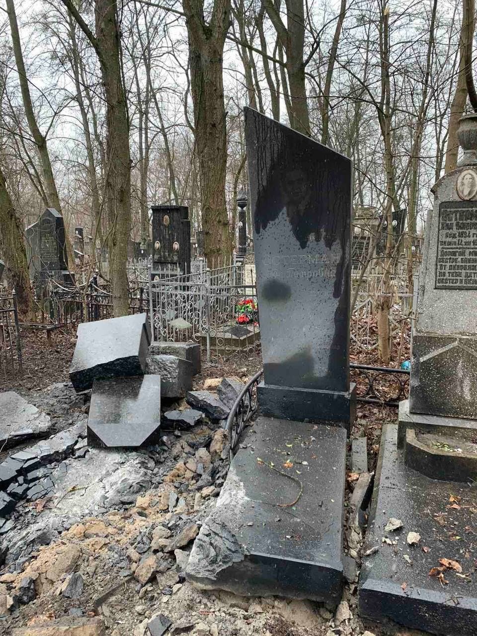 После атаки на Бабий Яр: боевики обстреляли Еврейское кладбище 1