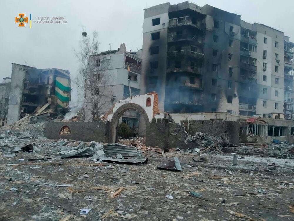 В Киевской области освободили более 200 человек, которые двое суток были под завалами 4