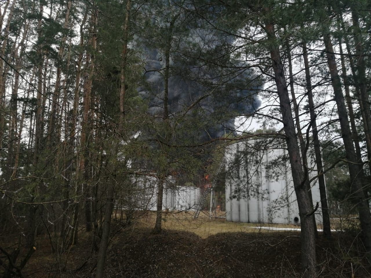 Обстріли на Чернігівщині: снаряд влучив у нафтобазу 2