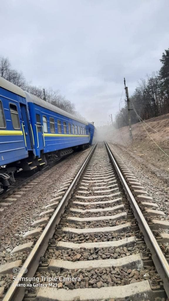 Под Ирпенем оккупанты взорвали железнодорожные пути 1