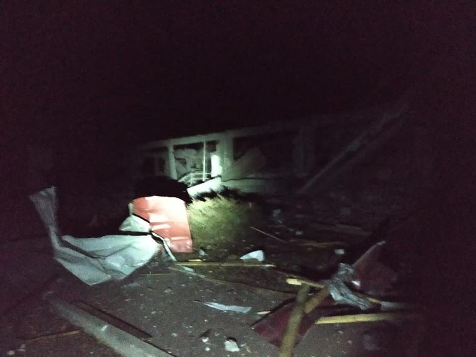 В Овруче и Коростене оккупанты нанесли воздушный удар и разрушили жилые здания и школу: есть пострадавшие 2