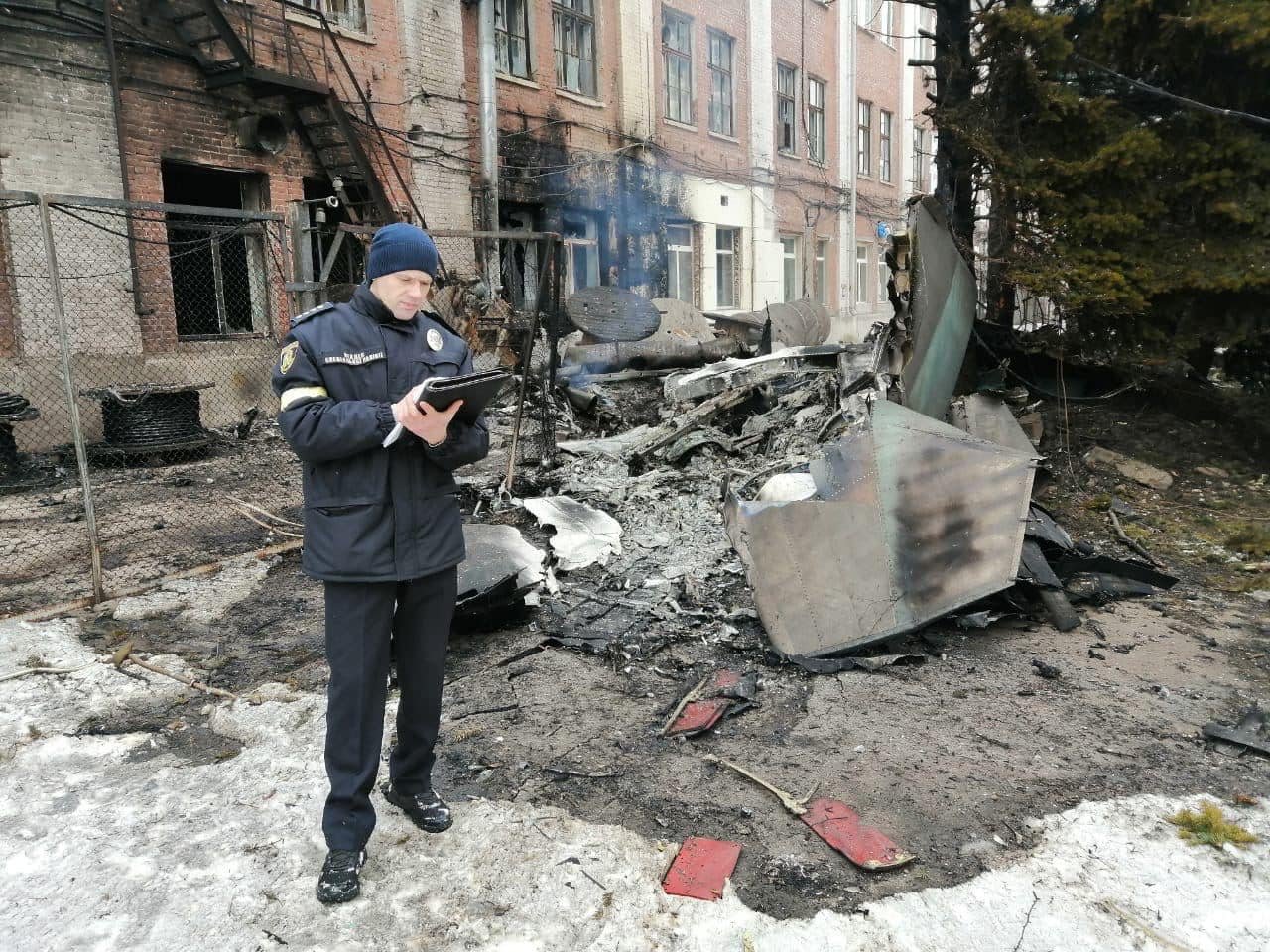 В Харькове на территорию авиационного завода упал российский самолёт: здание разрушено 3