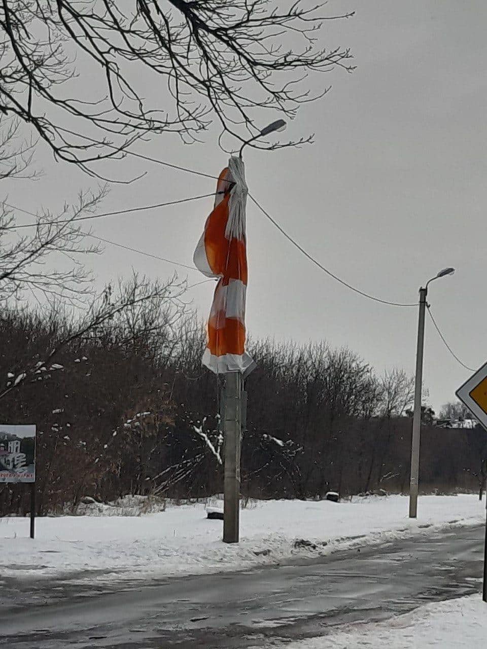 В Харькове на территорию авиационного завода упал российский самолёт: здание разрушено 4