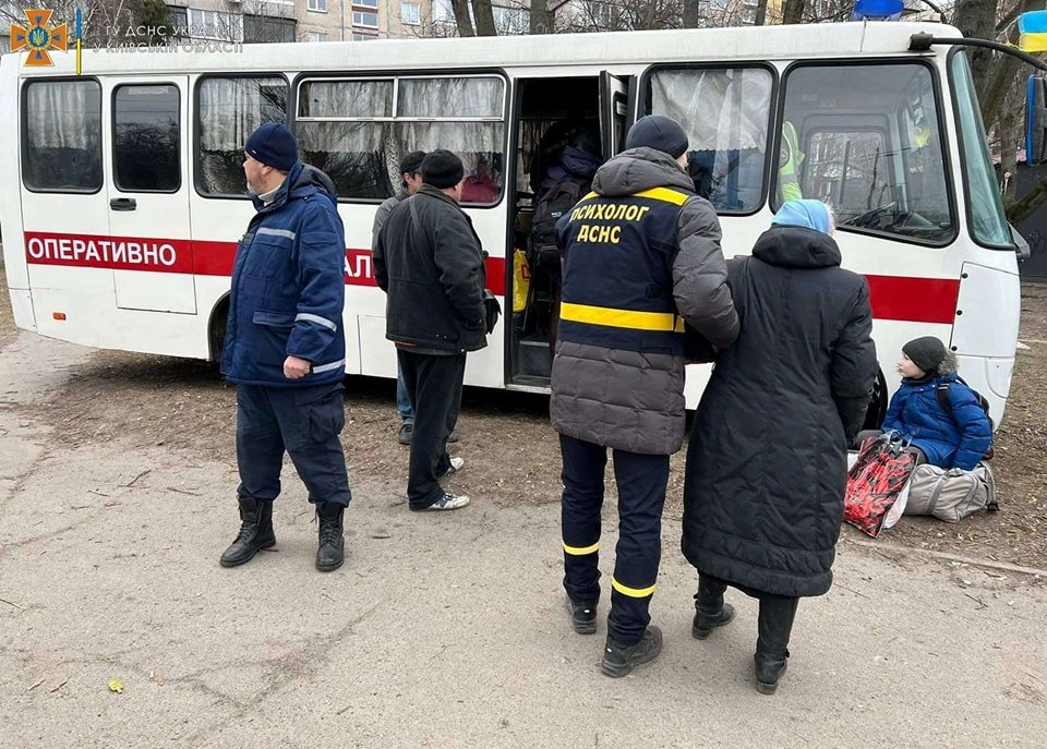 Из Ирпеня эвакуировали около 2 000 человек, из них — 200 детей 4