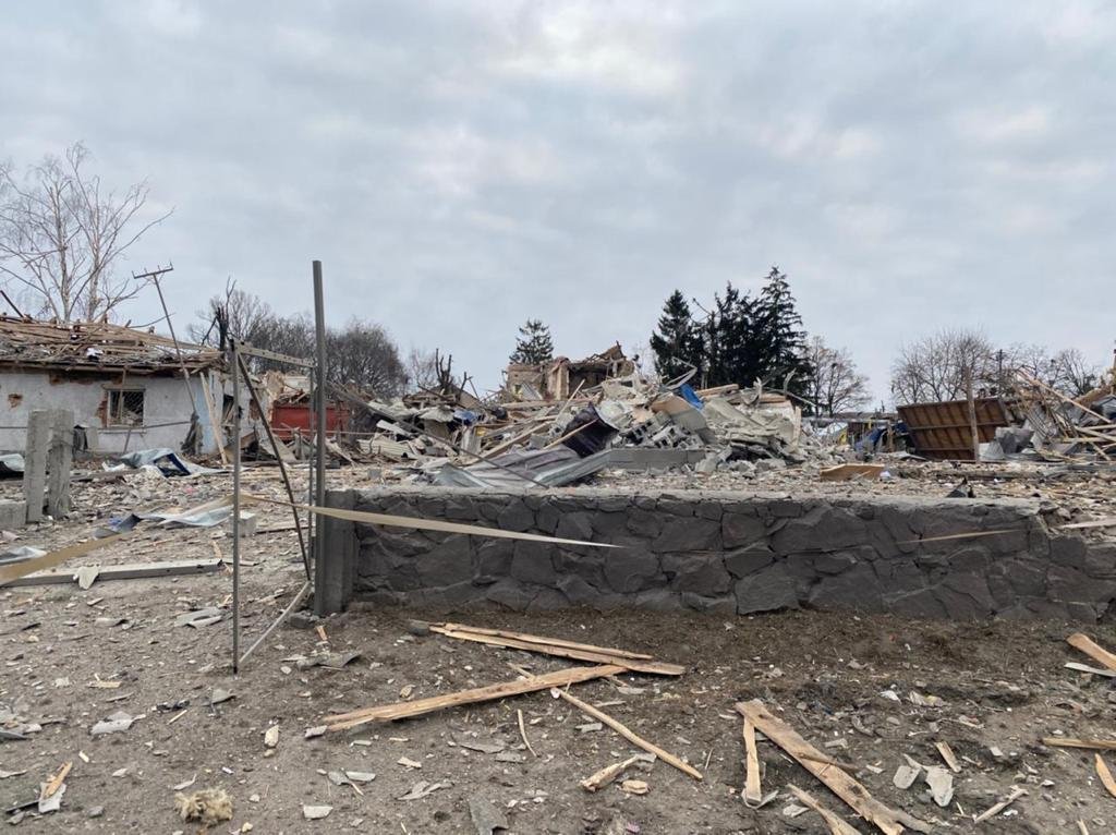 Оккупанты обстреляли эвакуационный автобус и ряд сел в Киевской области: 3 человека ранены 4