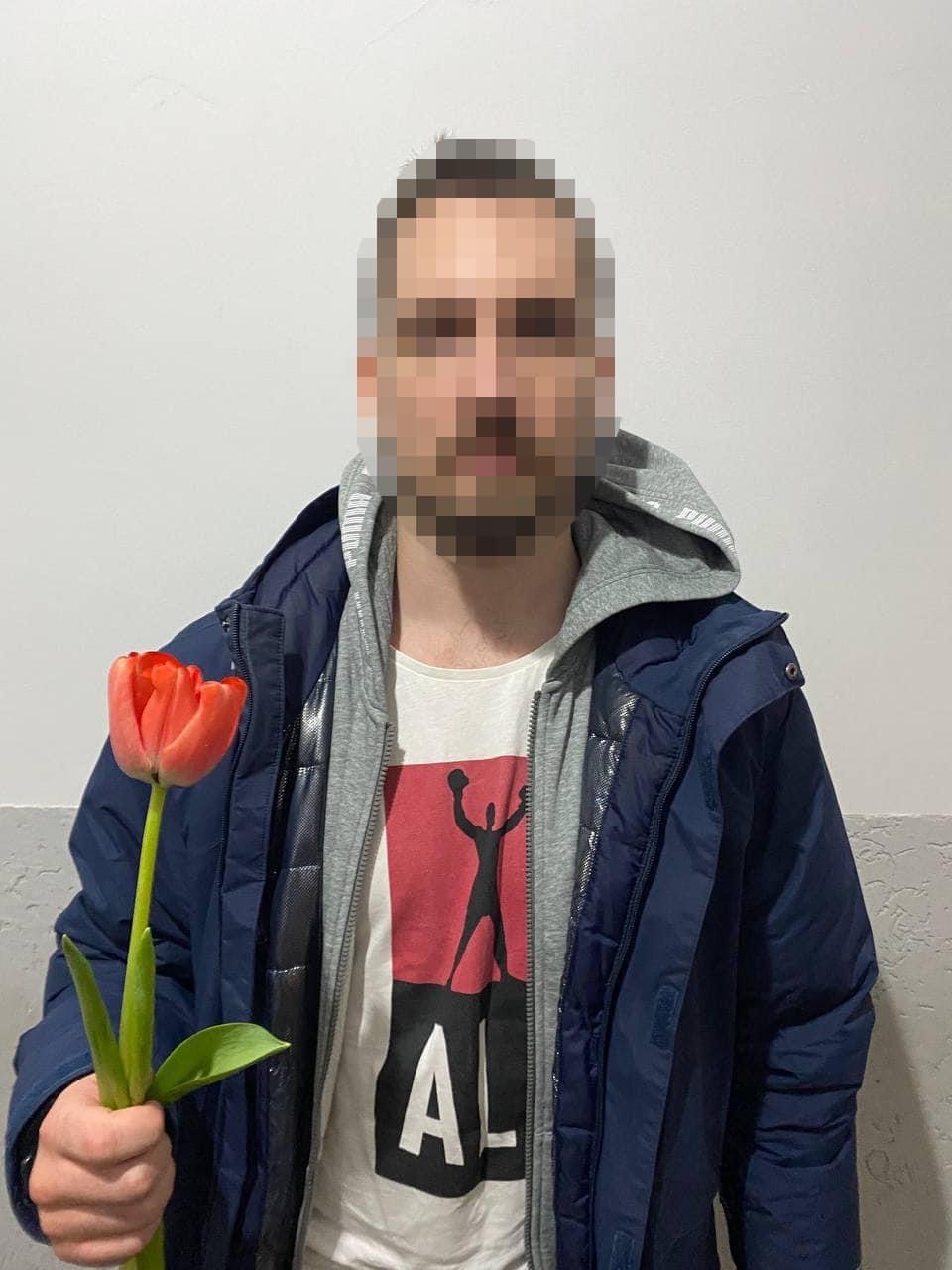 «Подаришь женщине»: пограничники дали по цветку мужчинам-уклонистам, которые пытались сбежать из Украины 2