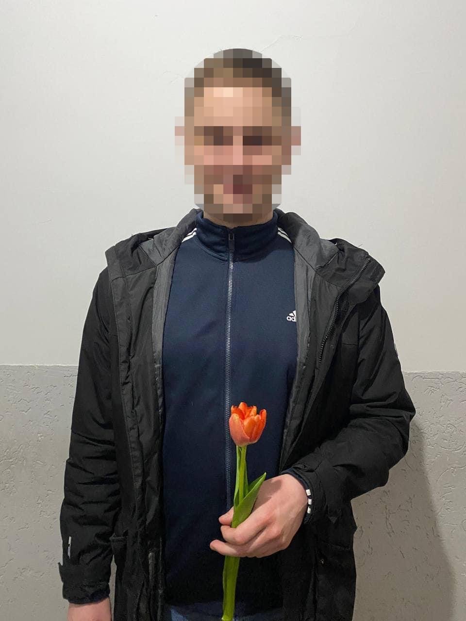 «Подаришь женщине»: пограничники дали по цветку мужчинам-уклонистам, которые пытались сбежать из Украины 1