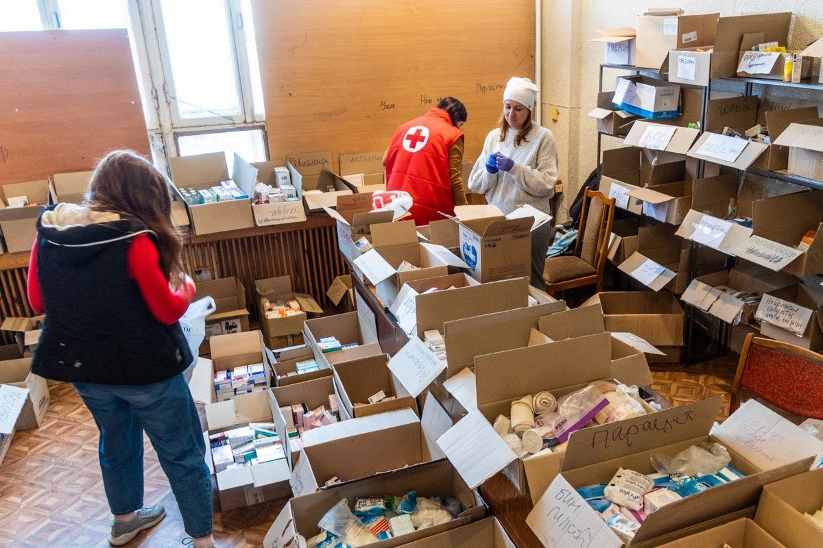 На залізничному вокзалу у Дніпрі розгорнуто пункт обігріву, а по всьому місту діють десятки волонтерських пунктів – ОВДА 1