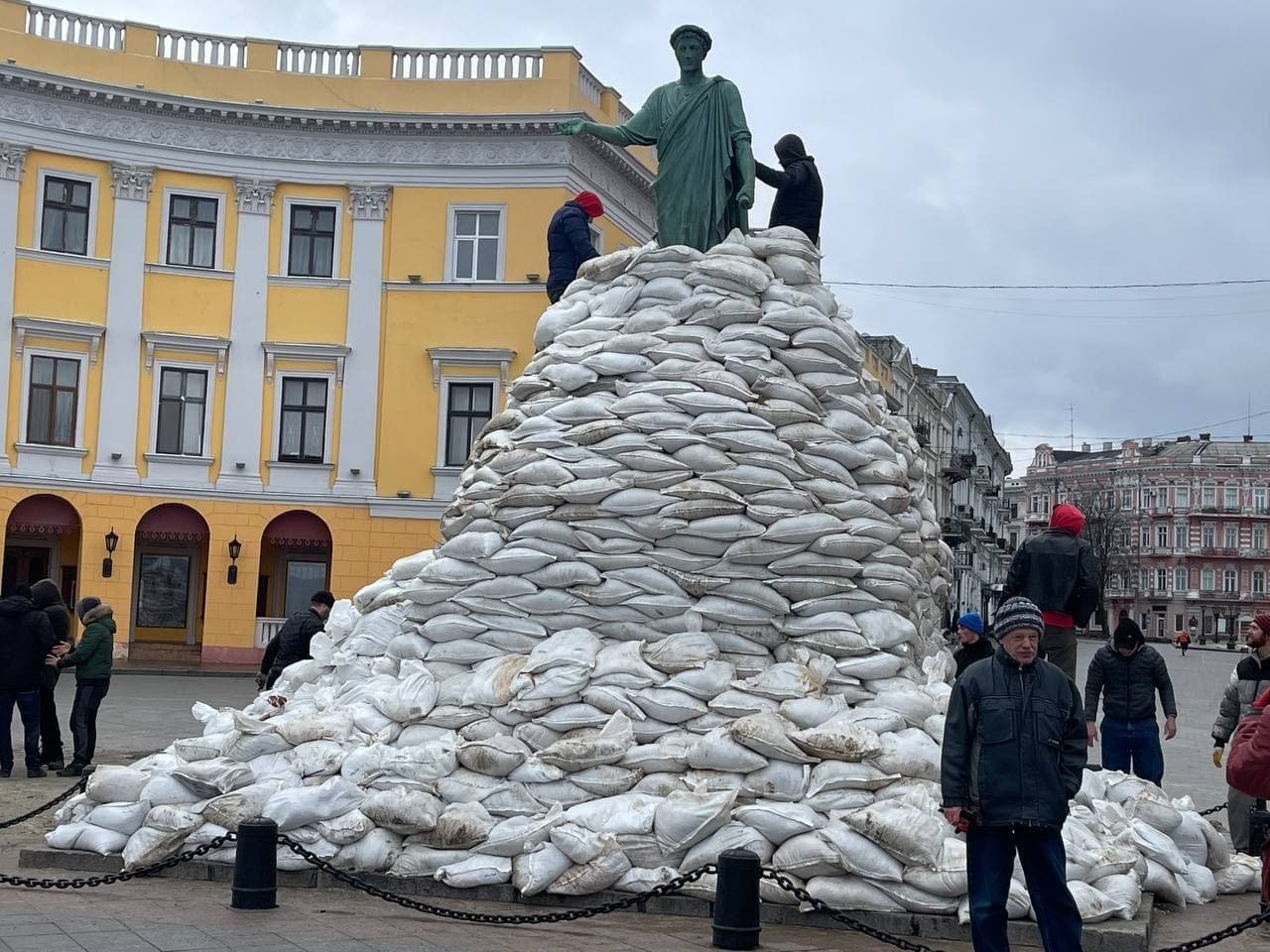В Одесі від окупантів захистили пам'ятник Дюку де Рішельє 1