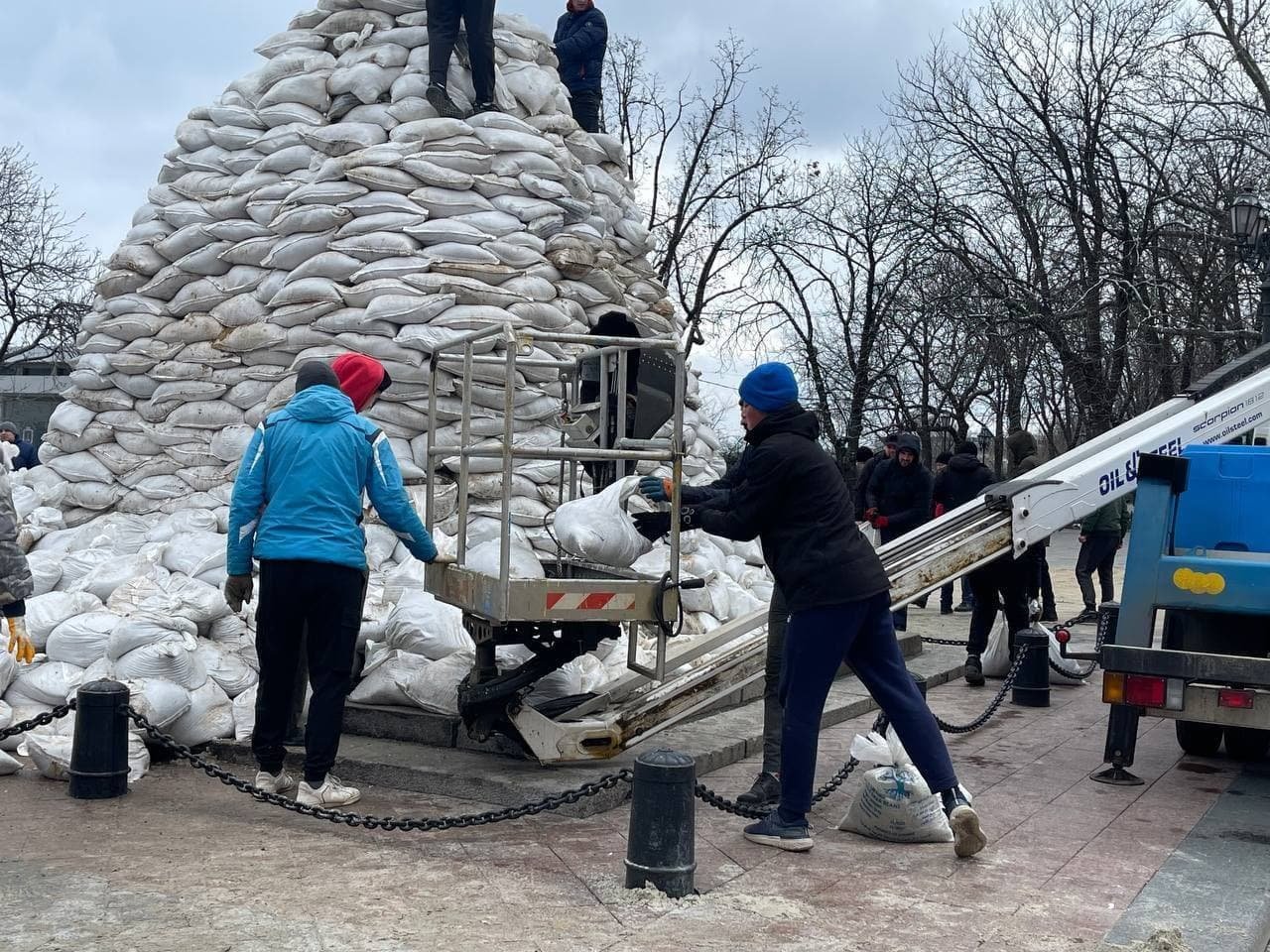 В Одесі від окупантів захистили пам'ятник Дюку де Рішельє 2
