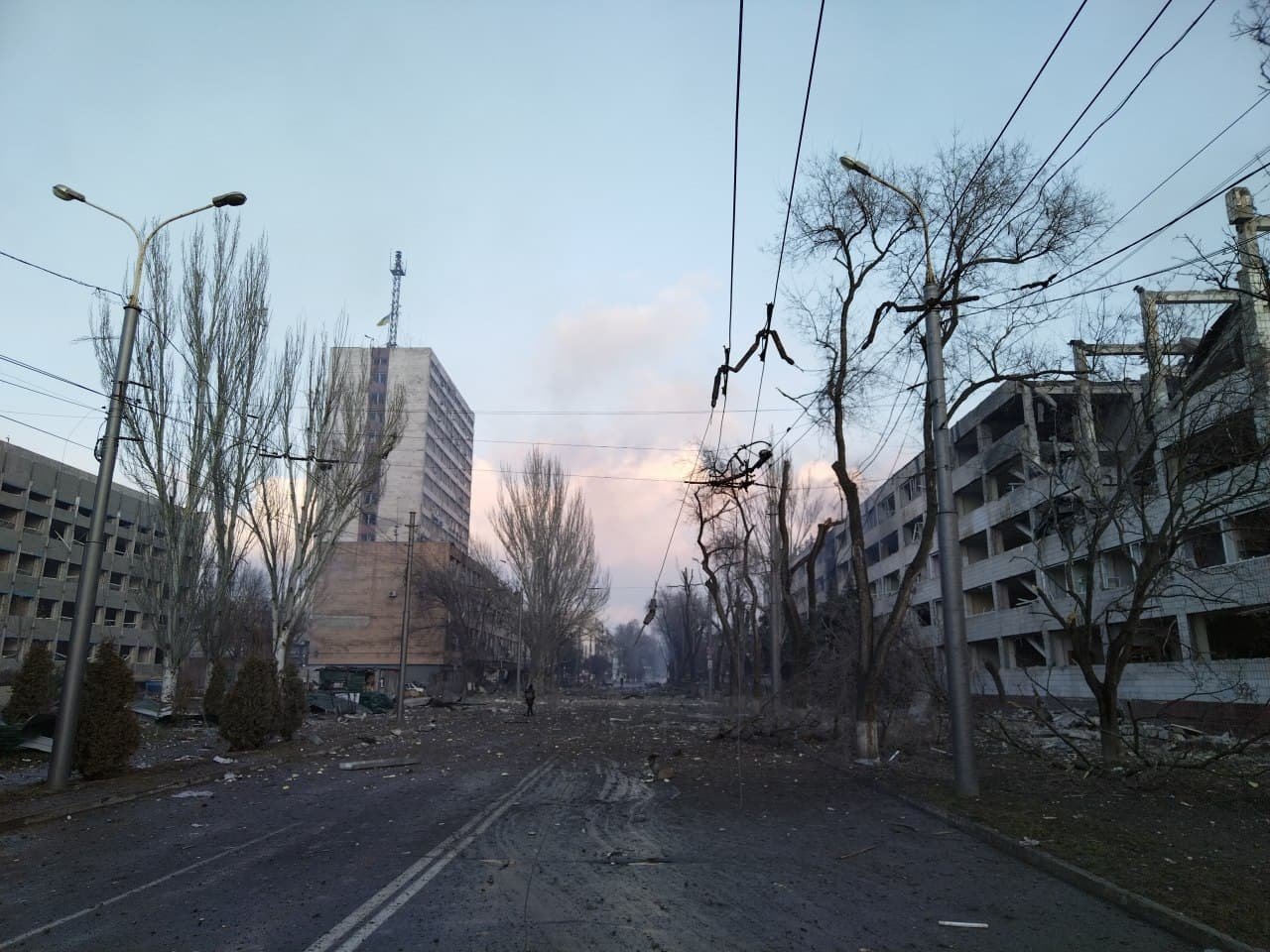 Бойовики обстрілюють Маріуполь: бомби влучають у житлові будинки 8