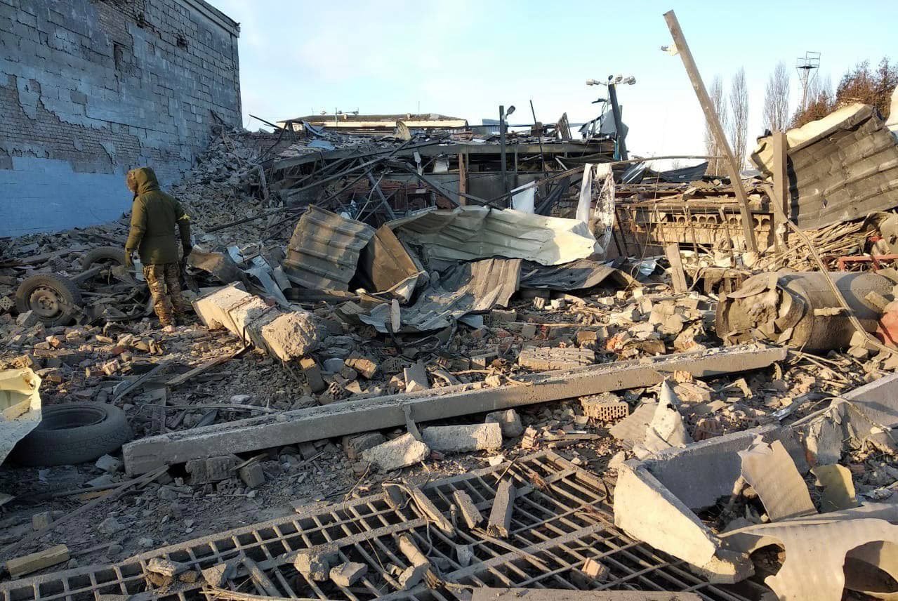 Оккупанты запустили «Искандер» по посёлку в Киевской области: разрушен дом на 60 квартир 7